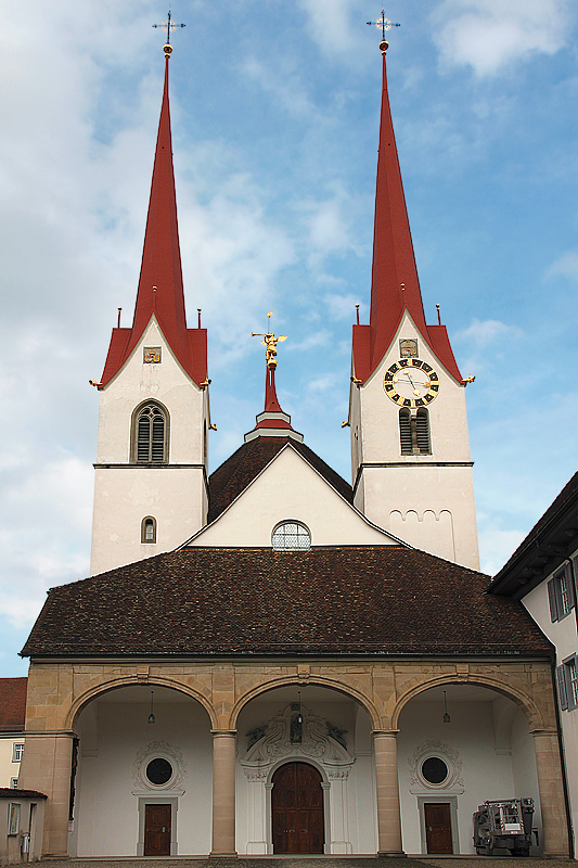 Muri AG, ehemalige Klosterkirche, Westeingang mit Vorhalle und Doppelturmfassade. Unterer Teil Sdturm (r.) romanischen Ursprungs. Oberbau Nordturm sowie der beiden Spitzhelme 1558. Aufnahme nach der Aussenrestauration, 19. Aug. 2010, 17:23 (vor Restauration: Bild 20524)