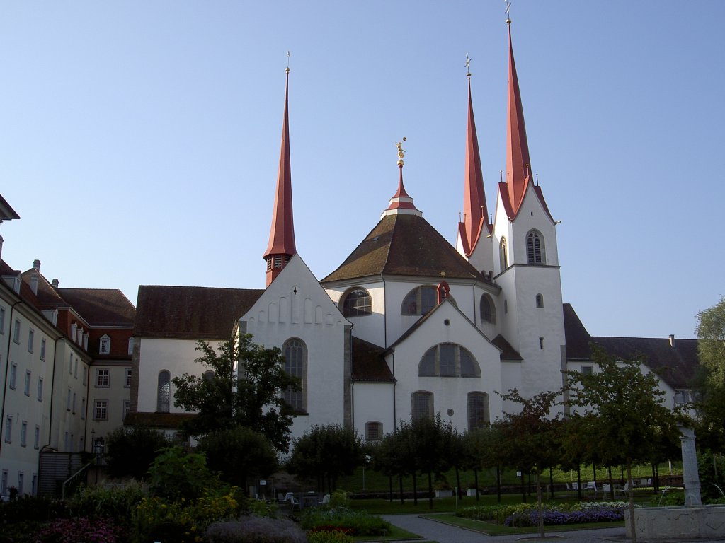 Muri, ehem. Klosterkirche, erbaut im 17. Jahrhundert, achteckiger Zentralbau, 
Querschiff, Chor und Krypta noch romanisch (11.08.2012)