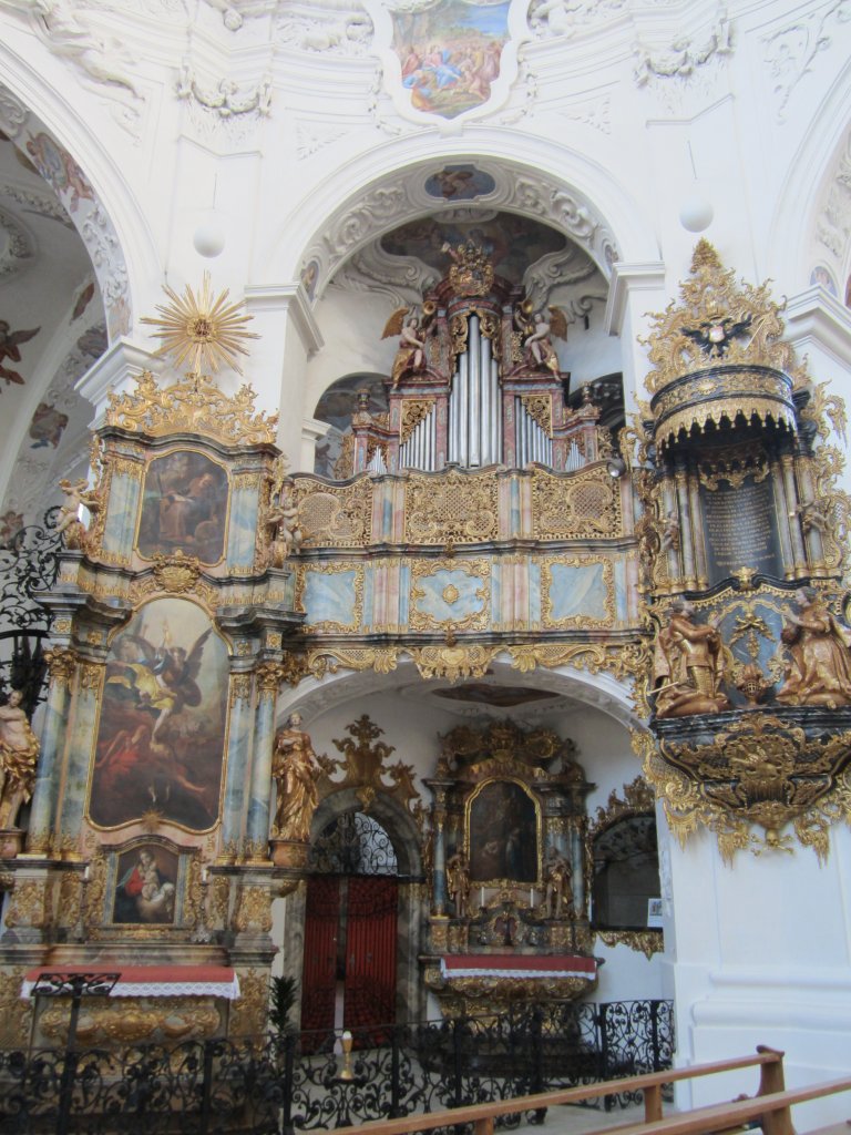 Muri, Lettnerorgel und Kanzel der Klosterkirche, Orgel erbaut 1743 durch Joseph 
und Viktor Ferdinand Bossart (11.08.2012)