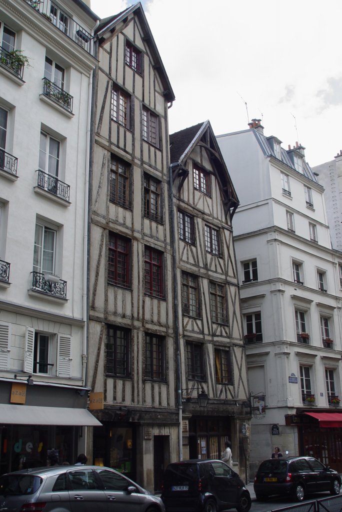 Nach der Haussmann'schen Umgestaltung der Stadt ist vom mittelalterlichen Paris nicht mehr viel brig geblieben. An der Rue Francois Miron stehen windschief und eng aneinandergeleht, als wollten sie sich gegenseitig sttzen, um nicht umzufallen, noch 2 alte Fachwerkhuser. (17.07.2009)