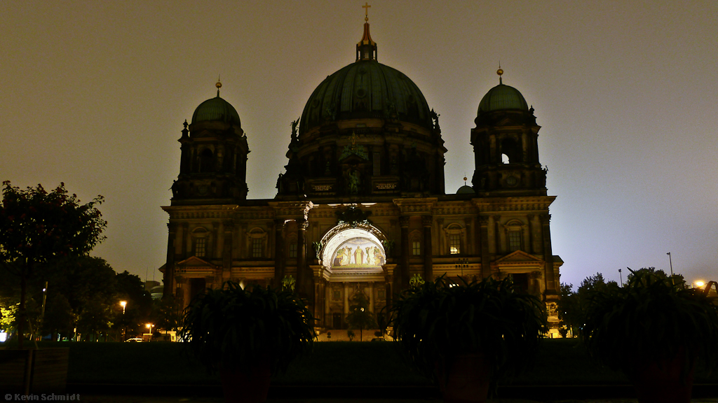 Nachtaufnahme des Berliner Doms vom Lustgarten aus im mystischen Gegenlicht der von der Stadt hell erleuchteten Wolkendecke. (31.07.2011)