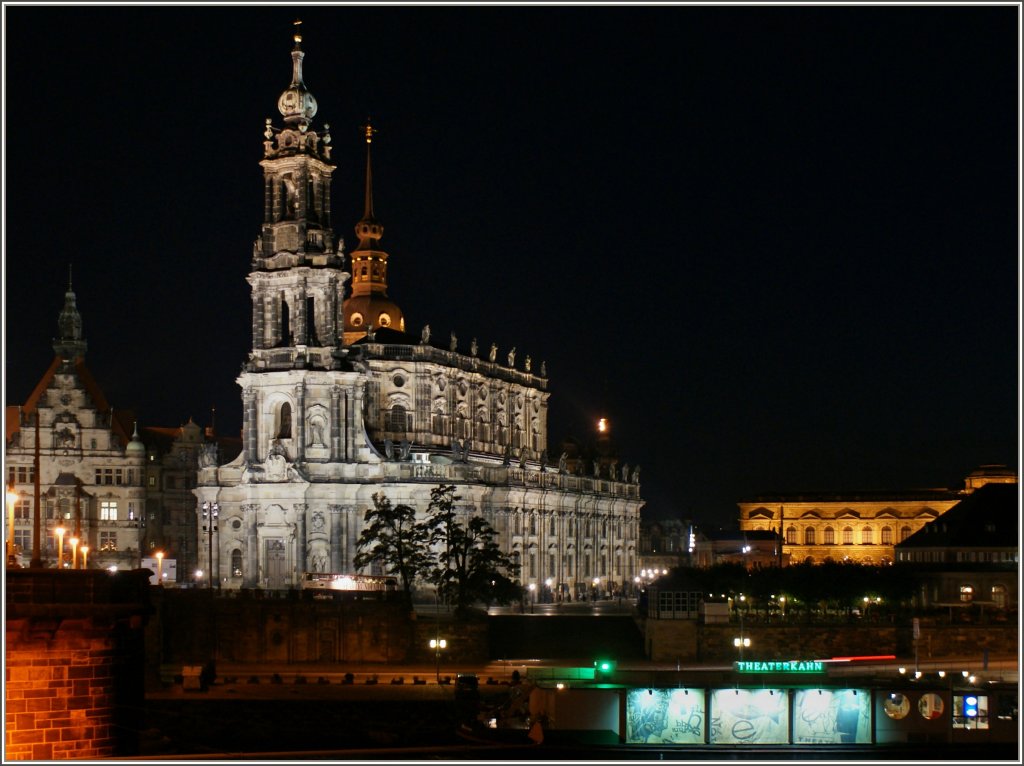 Nachtaufnahme der Hofkirche.
(22.09.2010)