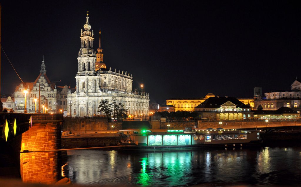 Nachtaufnahme mit der Kathedrale St. Trinitatis, dem Italienischen Drfchen und dem Theaterkahn auf der Elbe - 01.09.2009 