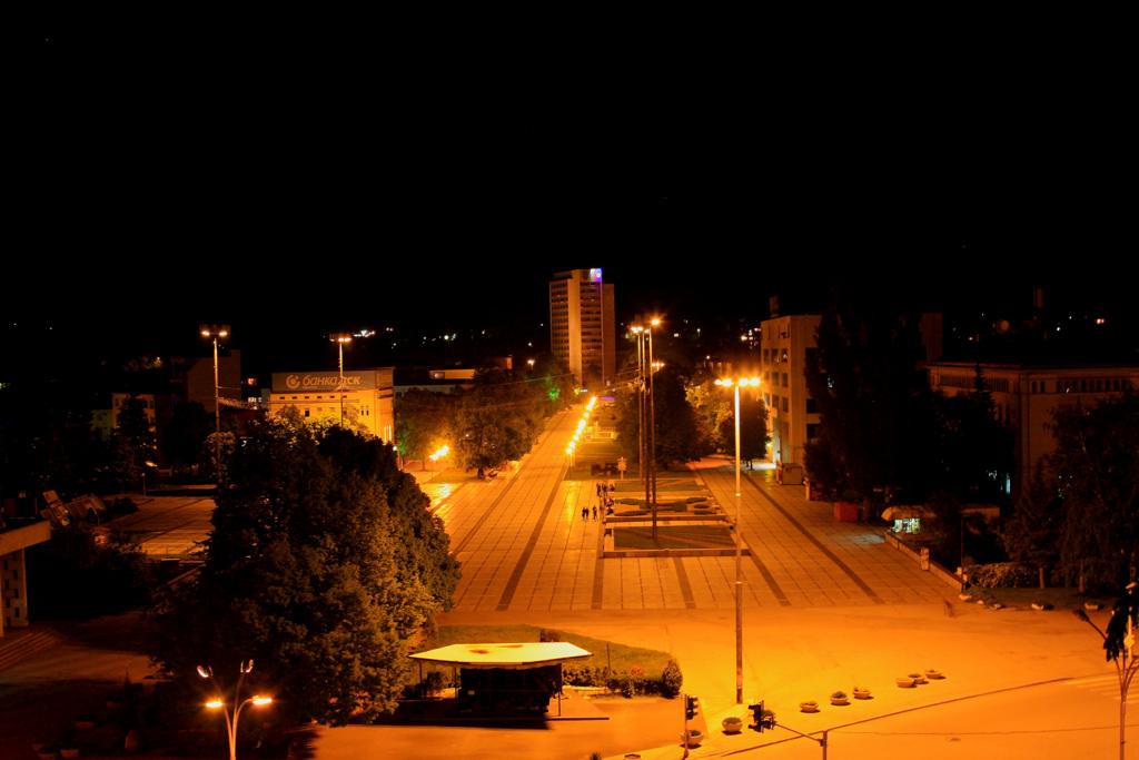 Nachts der Blick aus dem Hotel Struma auf die gegenber liegende Parkanlage
der Stadt Pernik am 5.5.2013.