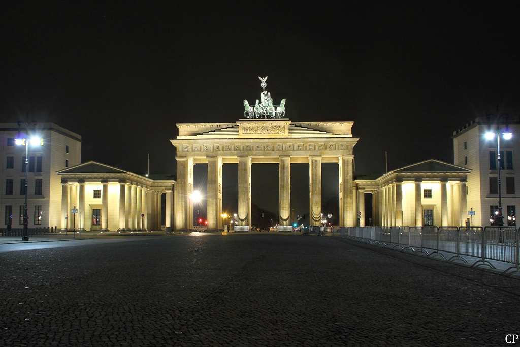Nachts gegen fnf kann das Brandenburger Tor ausnahmsweise auch mal ganz ohne Touristen abgelichtet werden. (02.04.2011)