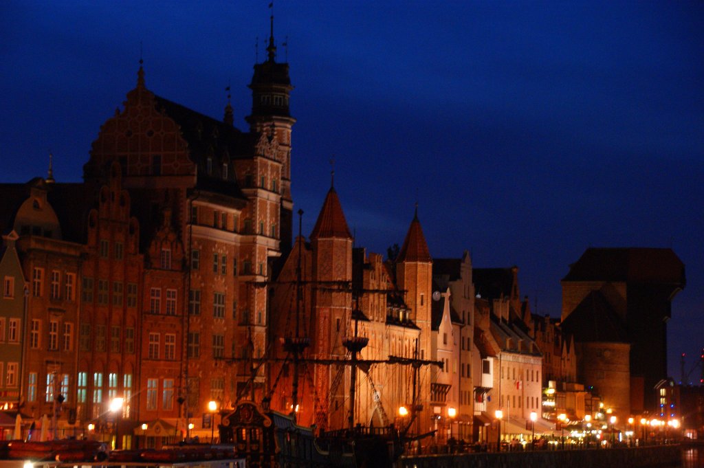 Nchtliche Hafenzeile am Rande der Danziger Altstadt 
mit dem Krantor im Hintergrund am 21.5.2012.