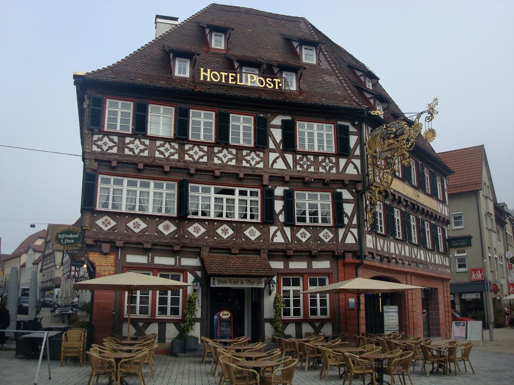 Nagold im Nordschwarzwald, das Hotel Post, Fachwerkbau von 1697, mit knstlerisch wertvollem Wirtshausschild von 1907, Okt.2010