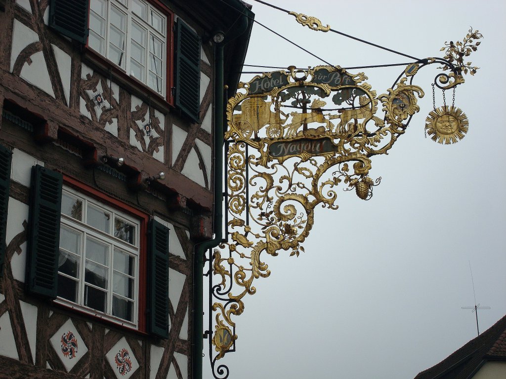 Nagold im Schwarzwald, knstlerisch wertvolles Wirtshausschild am  Hotel zur Post , angefertigt 1907, Okt.2010