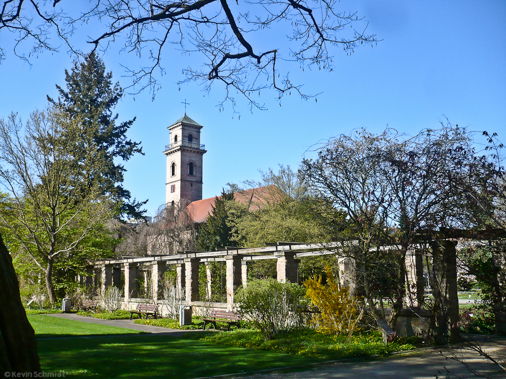 Nahe des Rosenparks am Rande des Fürther Stadtparks kann man zwischen den Bäumen hindurch den Turm der 1825 im Stil des Klassizismus erbauten Auferstehungskirche erkennen. (09.04.2011)