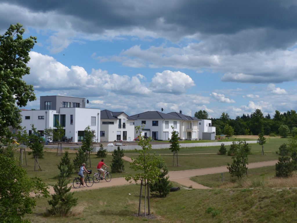 Nahe der Trabrennbahn in Karlshorst - im Carlsgarten - sind teils idylissche Einfamilienhuser entstanden. 23.6.2013