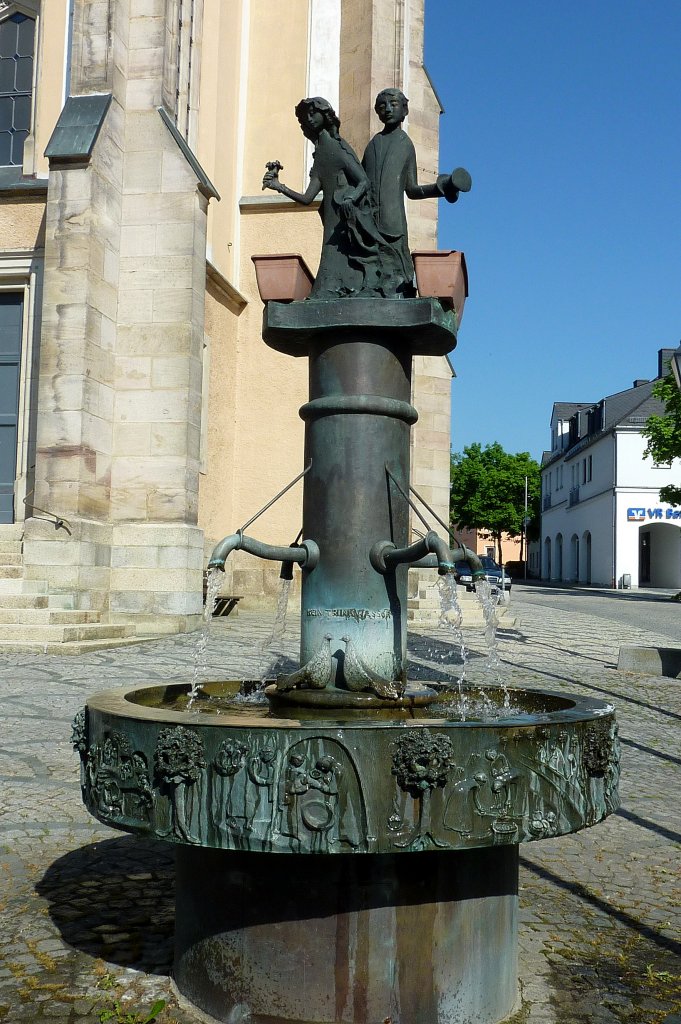 Naila, der Brunnen vor der evangelischen Pfarrkirche, Mai 2012