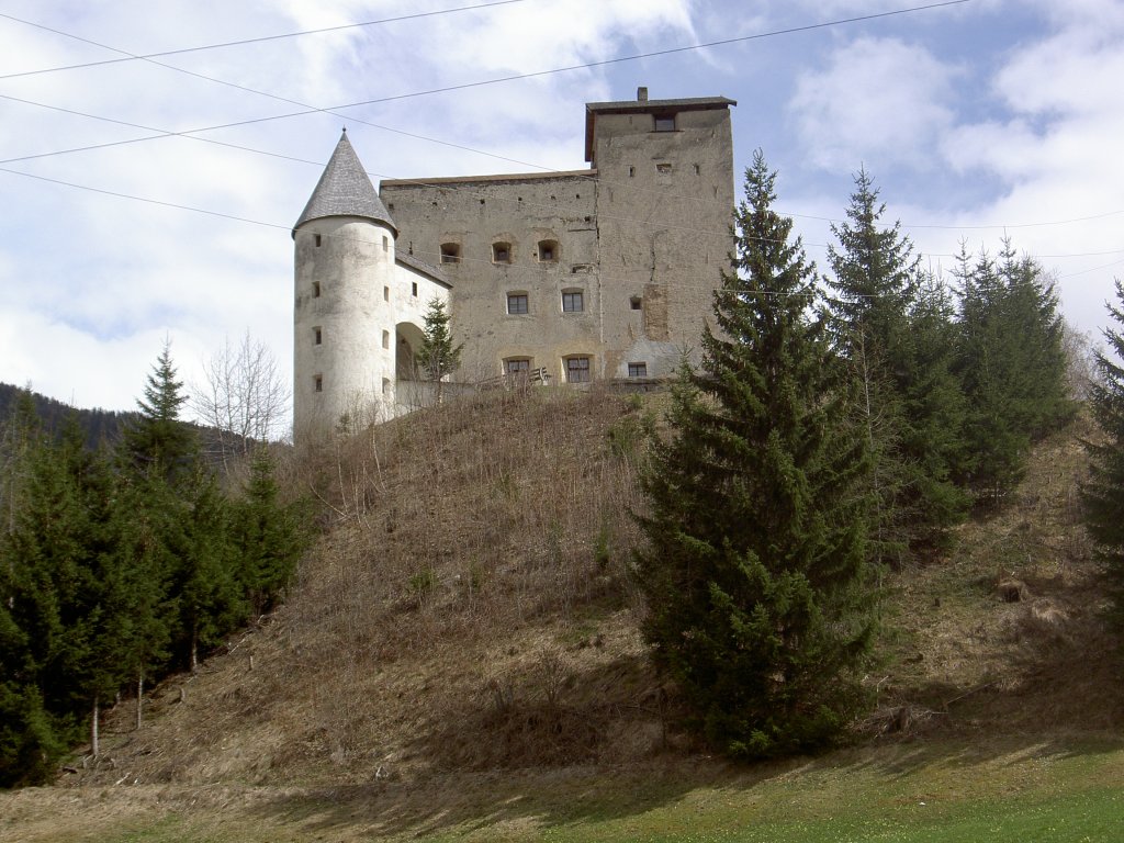 Nauders, Schloss Naudersberg, Bergfried und Palas erbaut im 13. Jahrhundert, 
Oberinntal (28.04.2013)