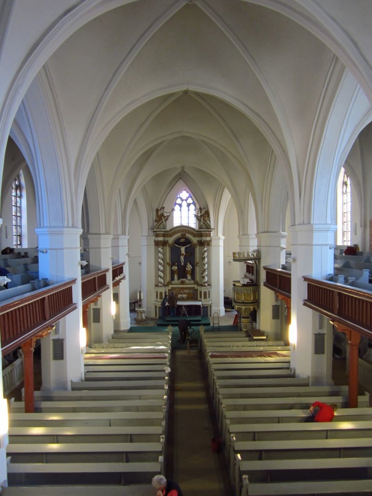 Nauen, St. Jacobi Kirche, Altar von 1710, hlzerne Emporen, Kanzel von 1708, 
Kreis Havelland (17.03.2012)