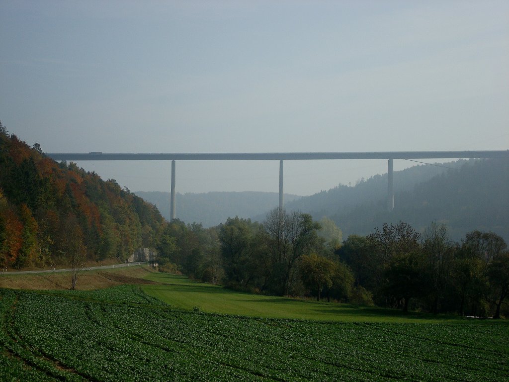 Neckartalbrcke Weitingen im Herbstnebel, die Autobahn A81 berquert in 127m Hhe und 918m Lnge das Neckartal, 1975-78 erbaut, Okt.2010