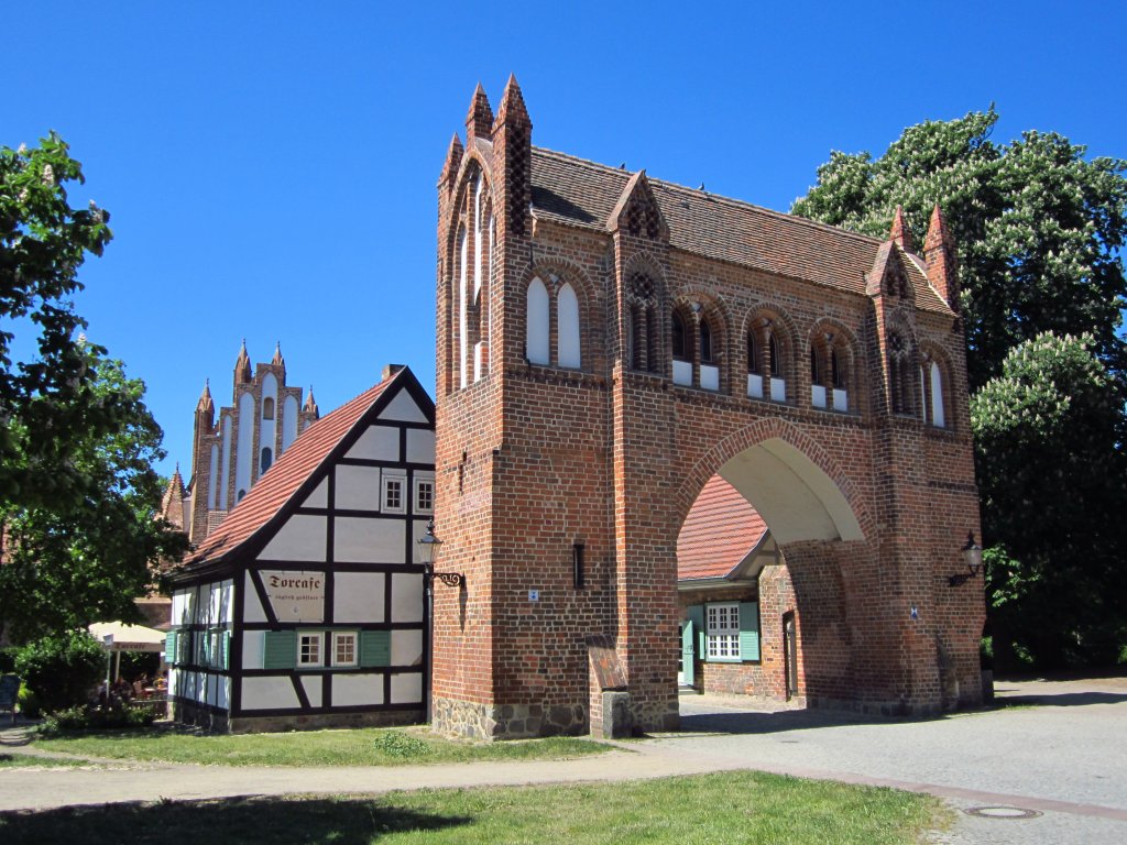 Neubrandenburg, Friedlnder Tor, Vortor und Torcafe (24.05.2012)