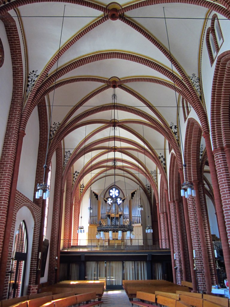 Neubrandenburg, St. Johanniskirche, zweischiffige Hallenkirche mit Schuke Orgel 
von 1990 (24.05.2012)