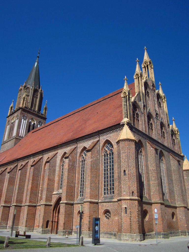 Neubrandenburg, St. Marien Kirche, erbaut ab 1248 mit reich verziertem Ostgiebel 
(24.05.2012)