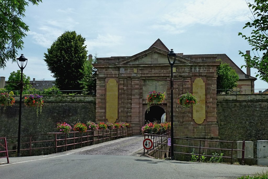 Neubreisach, das Colmarer Tor stadteinwärts gesehen, erbaut 1701, Juni 2012