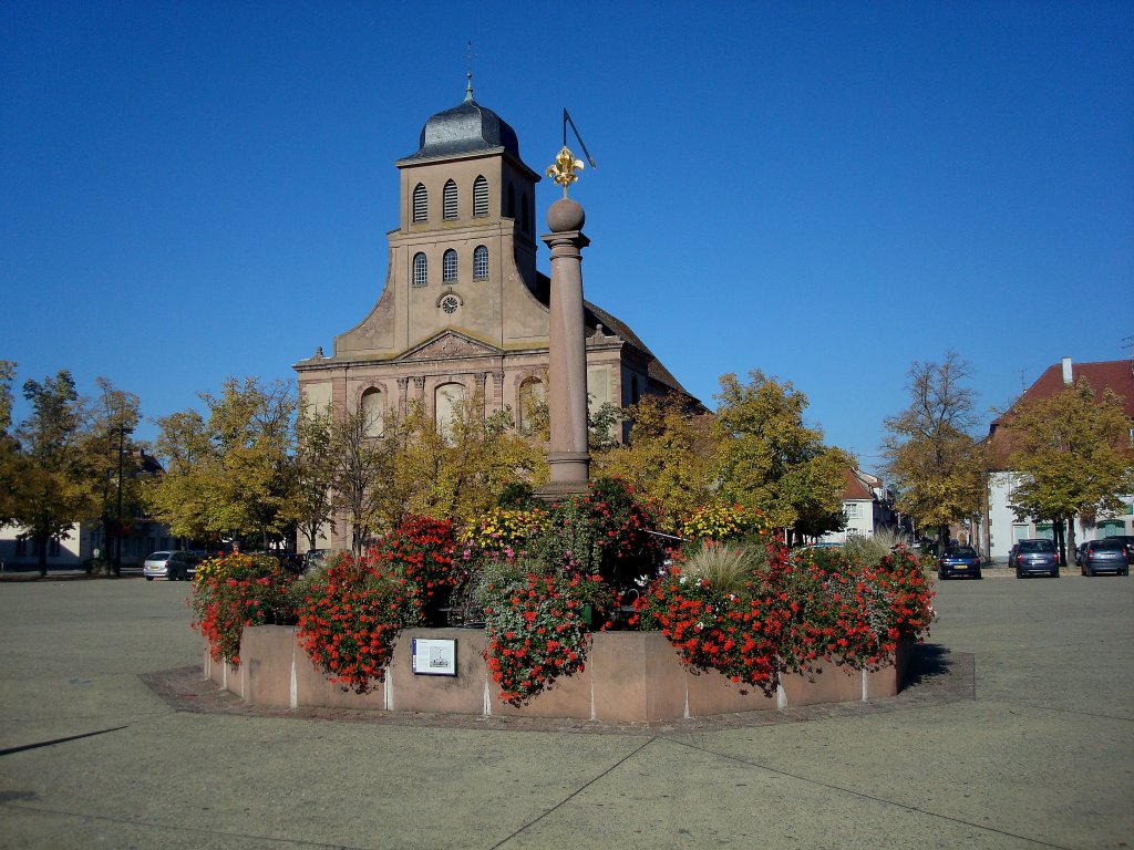 Neubreisach im Elsa, auf dem riesigen Marktplatz steht dieser 1726 aus Sandstein erbaute Brunnen mit den Symbolen des Sonnenknigs Ludwig XIV.  Sonne und Schwertlilie , nach Zerstrung 1870 wurde er 1992 original wieder aufgebaut, Okt.2010