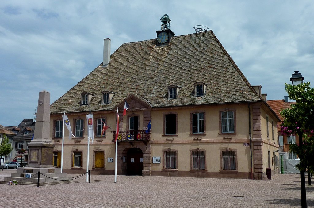 Neubreisach (Neuf-Brisach), das 1753 erbaute Rathaus der Festungsstadt, Juni 2012