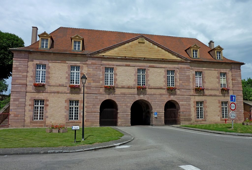 Neubreisach (Neuf-Brisach), das Colmarer Tor stadtauswärts, die Festungsstadt erbaut von Vauban 1699-1703 besaß vier dieser Festungstore, zwei sind noch erhalten, Juni 2012
