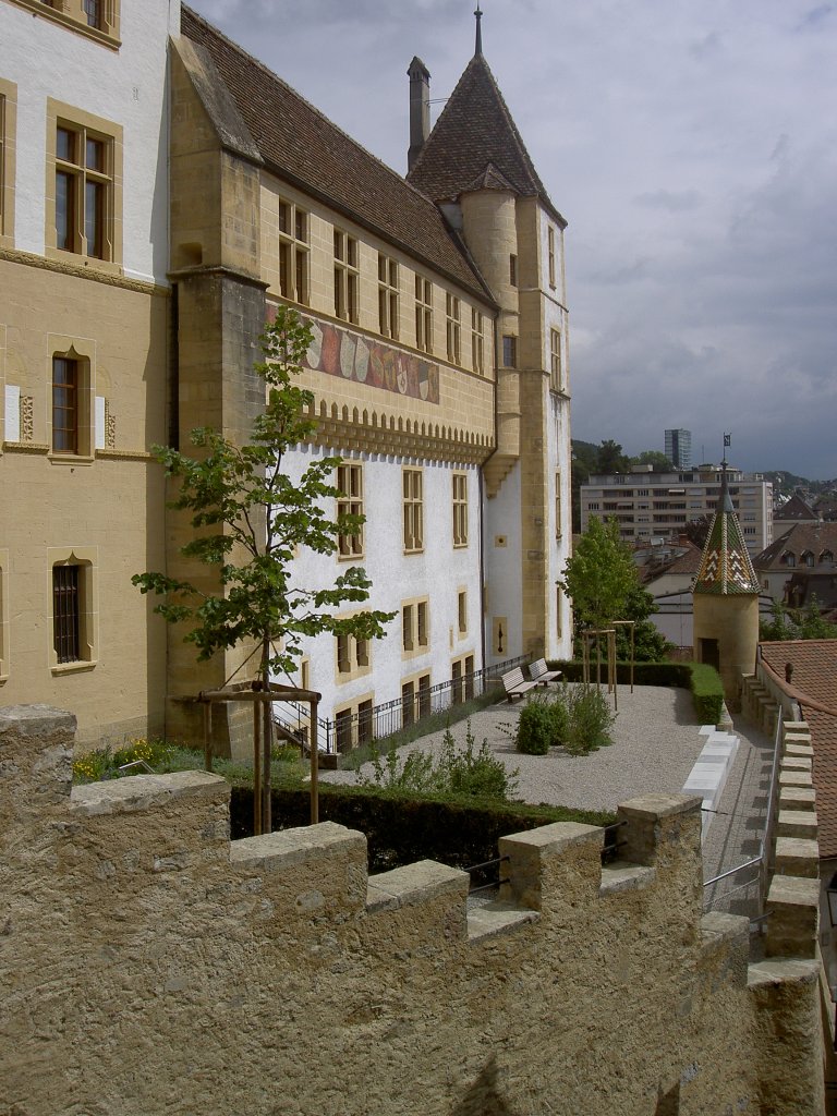 Neuchatel, Chateau, einst Sitz der Grafen von Neuenburg, erbaut vom 12. bis 15. Jahrhundert (30.07.2012)