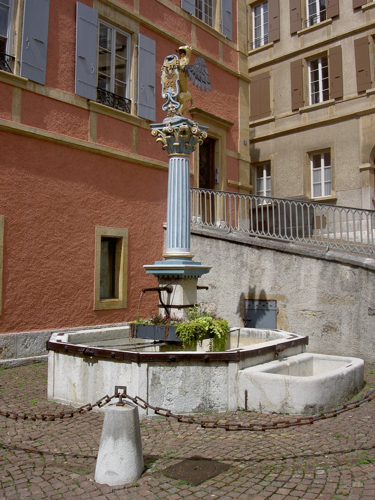 Neuchatel, Fontaine du Griffon, Greifenbrunnen, Plastik von Jonas Favre von 1664 
(30.07.2012)