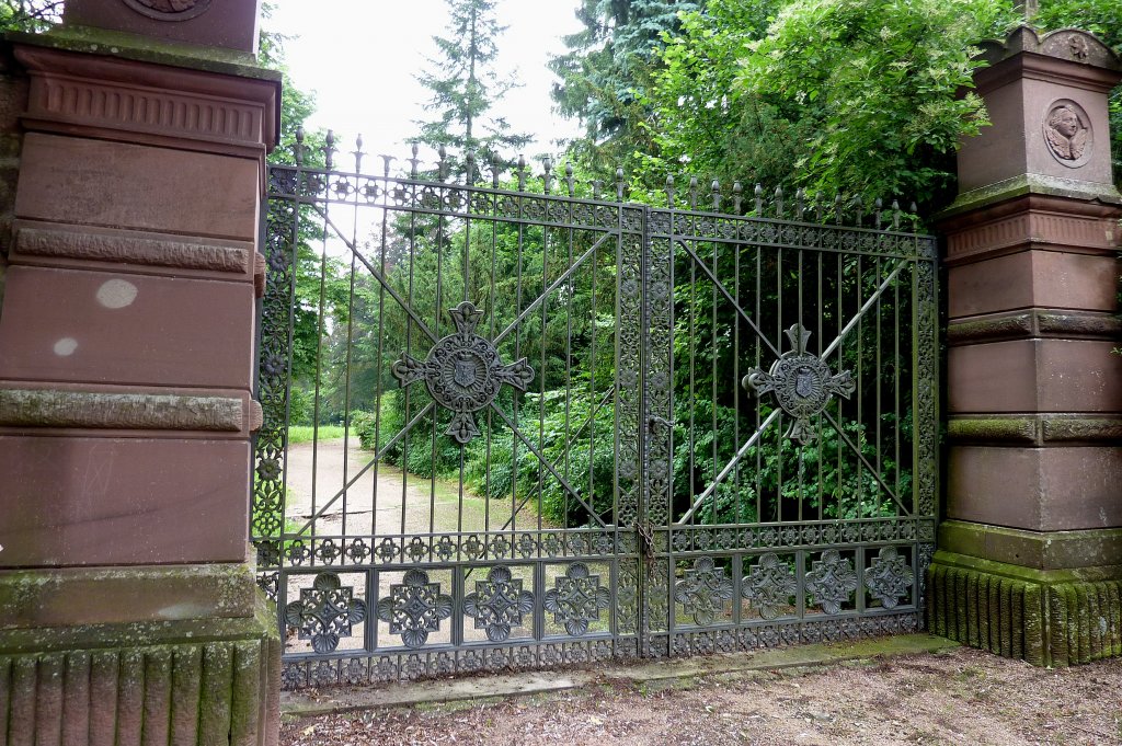 Neudingen, das prachtvolle schmiedeeiserne Eingangstor zum Park und Friedhof an der Gruftkirche, Juli 2012