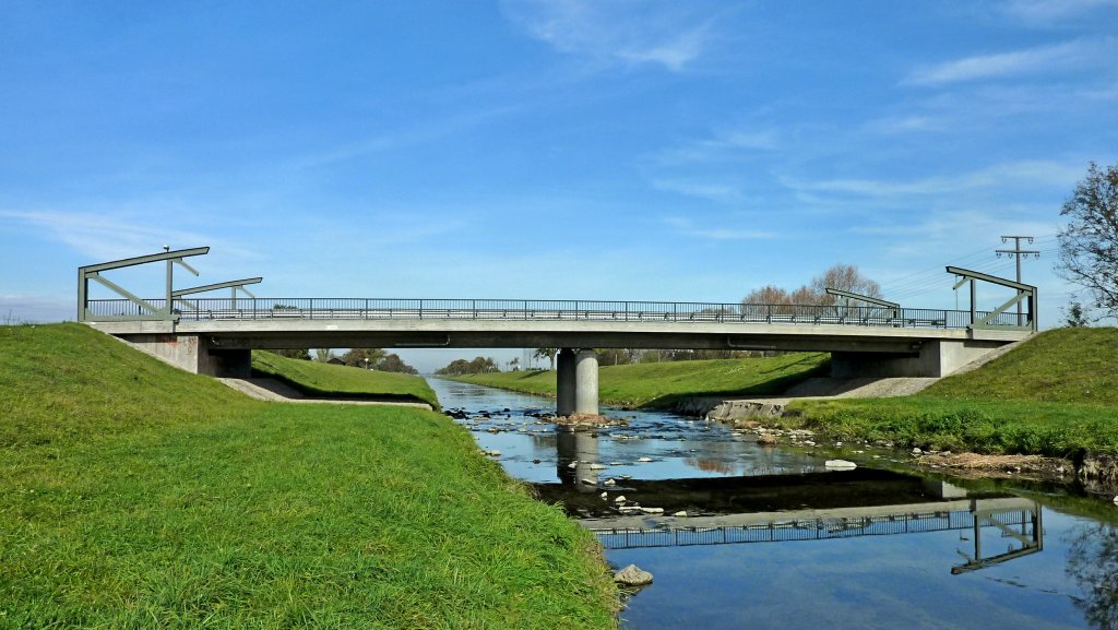 neue Dreisambrcke bei Nimburg, von der alten Stahlbogenbrcke stehen symbolisch noch die vier Brckenenden, Mrz 2012