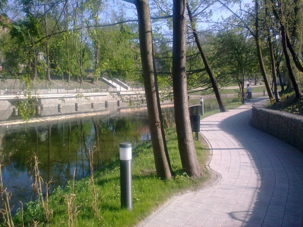 Neue Promenade am Mhlgraben auf der Seite der Insel Pascheke (Pasieka) in Oppeln (Opole) im Sommer 2012