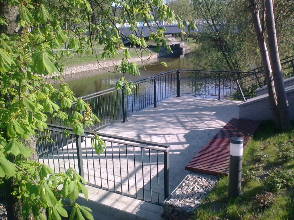 Neue Promenade am Mhlgraben auf der Seite der Insel Pascheke (Pasieka) in Oppeln (Opole) im Sommer 2012