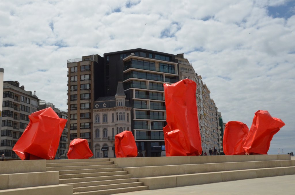 Neue Wohnblocks mit kleinem alten Haus integriert. Im Vordergrund Modernes Kunstobjekt von Arne Quinze. Gesehen an der Strandpromenade von Oostende in Belgien am 22.05.2013.