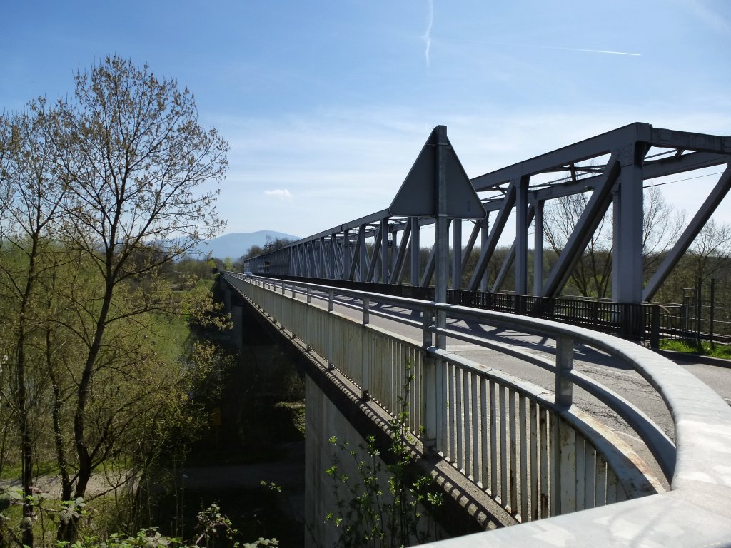 Neuenburg am Rhein, Brücke über den Altrhein, links Straße, rechts Eisenbahn, der deutsch-französische Grenzverlauf ist in der Brückenmitte, April 2013