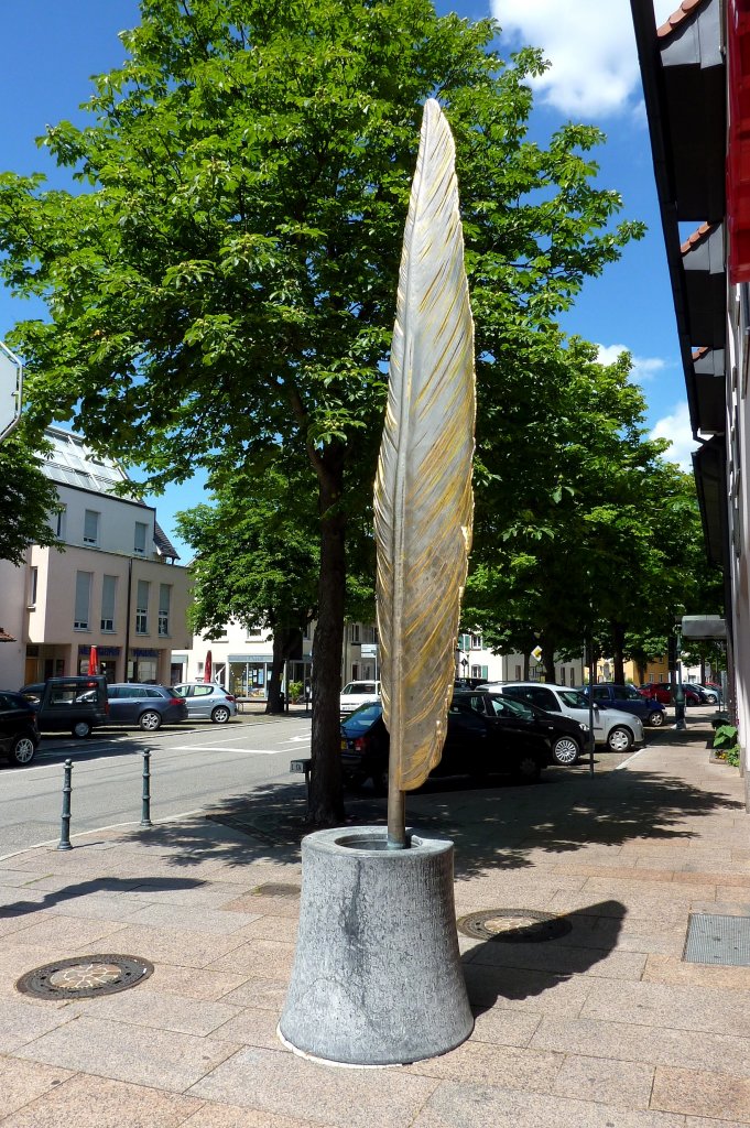 Neuenburg am Rhein, Brunnen zur Erinnerung an Matthias von Neuenburg, schrieb die Reichschronik von 1250 bis 1350, aufgestellt 1995, Juni 2012