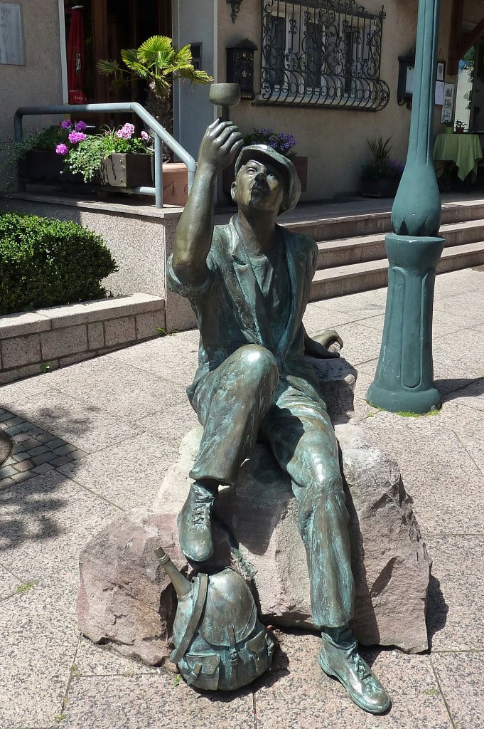 Neuenburg am Rhein, dieser durstige Wandergeselle aus Bronze sitzt vor dem Hotel Krone, Juni 2012