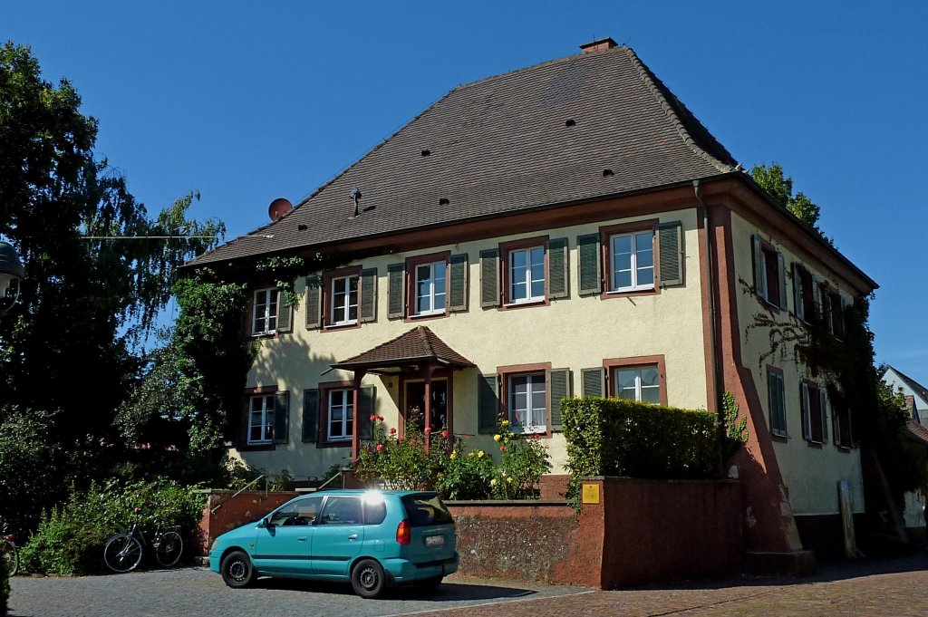 Neuenburg am Rhein, das katholische Pfarrhaus, ein Barockbau von 1737, Aug.2011