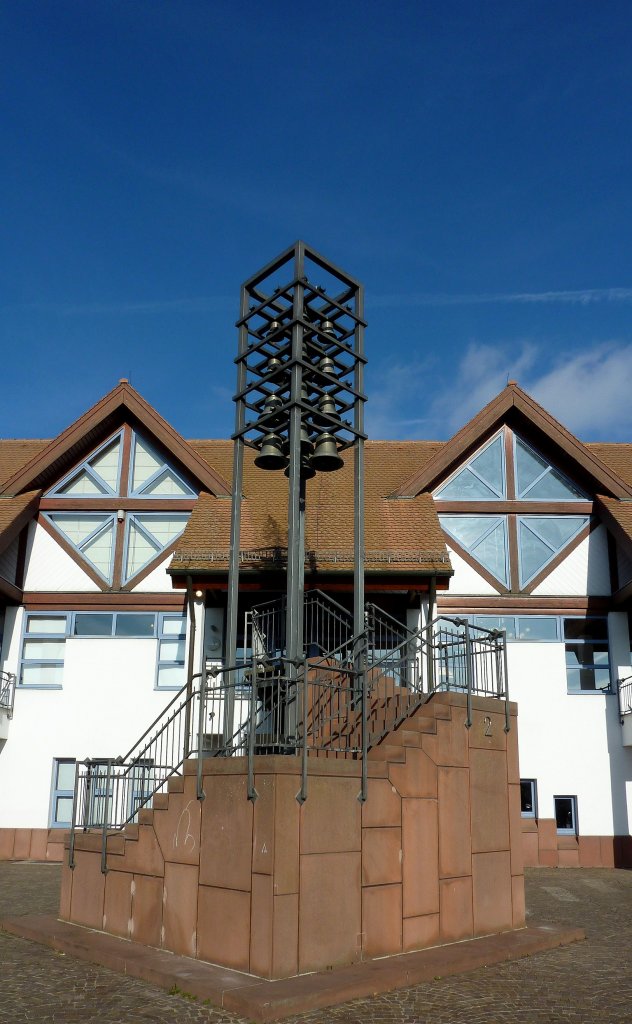 Neuenburg am Rhein, vor dem Stadthaus steht dieses Glockenspiel, Dez.2011