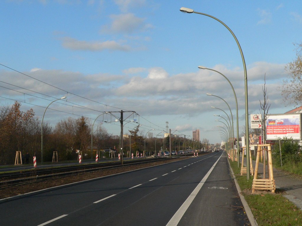 Neuer Fahrradstreifen in der Rhinstrae zwischen S-Bahnhof Friedrichsfelde Ost und Allee der Kosmonauten. Auch Fahrradstreifen sind nicht unumstritten, es gibt einige Pro- und Kontrapunkte. Pro: Autos mssen zum berholen nicht extra ausweichen, sie fahren automatisch weiter links; Radfahrer werden - im Gegensatz zu Brgersteigradwegen - vor dem Straenverkehr nicht versteckt; Fugnger sind weniger geneigt, die Radwege zu bersehen oder beim berschreiten nicht auf den Verkehr zu achten. Kontra: Fahrradstreifen  legalisieren  falsche Sicherheitsabstnde, einerseits zu geparkten Autos, andererseits von berholenden Autos; Fahrradstreifen werden weniger ambitioniert gereinigt; Fahrradstreifen verschrfen das Revierverhalten (meine Fahrbahn, Dein Radweg) und laden zum Falschparken ein; sie beseitigen die Hauptgefahr der Radwege (unachtsame Rechtsabbieger) nicht. Nicht selten sind Radstreifen nur einen Meter breit - kreuzgefhrlich, sowas zu benutzen. In diesem Falle freue ich mich ber den Radstreifen, der aber leider eine Insellsung ist, da er nur ca. 1,5 km der Strae abdeckt. Richtung Tierpark gibt es berhaupt keine, Richtung Hohenschnhausen nur eine veraltete, eher gefhrliche Radverkehrsanlage. Das ist typisch: Wo die Fahrbahn breit genug ist und eher weniger Probleme zu erwarten sind, passt ein Radstreifen hin. Ist die Fahrbahn zu eng und sind eher mehr Probleme zu erwarten, kann der Radfahrer sich mit Drnglern, Hupern und Nahberholern herumrgern. 15.11.2009