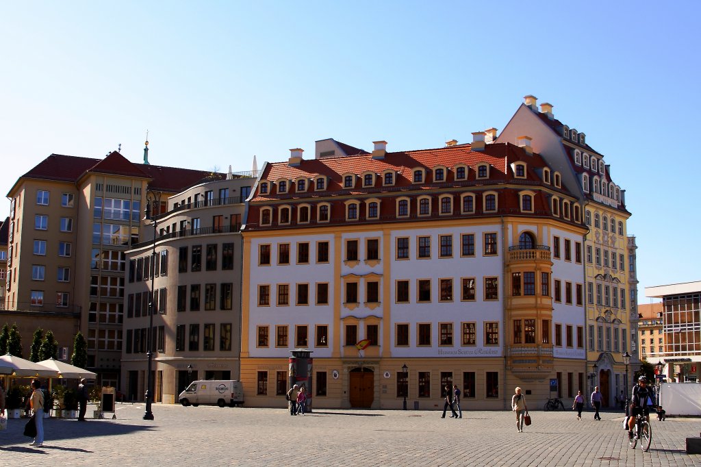 Neues Gebude am Dresdener Neumarkt, direkt neben dem Kulturpalast (rechts im Bild). Aufnahme erfolgte am 06.10.2011.