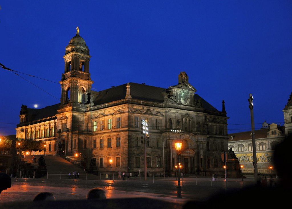 Neues Stndehaus, jetzt Oberlandesgericht in Dresden, im Hintergrund  Langer Gang , nachts, 02.09.2009