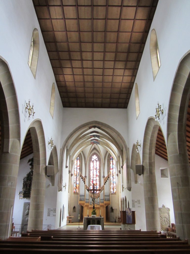 Neuffen, Mittelschiff mit Chororgel der Martinskirche, erbaut erste Hlfte des 
14. Jahrhunderts (17.02.2013)