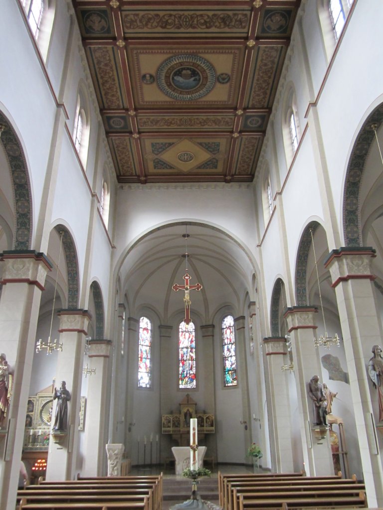 Neumnster, Langschiff der Kath. St. Maria Kirche, erbaut 1893, bemalte Holzdecke 
im Jugendstil (21.06.2013)