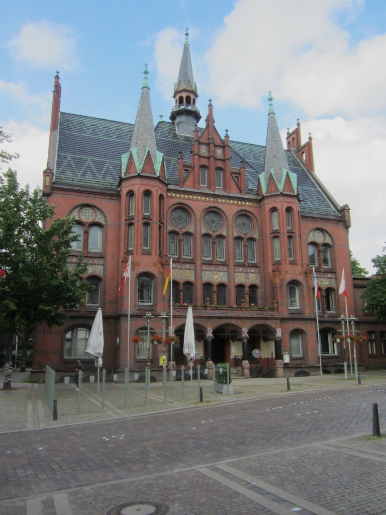 Neumnster, Rathaus am Groflecken, erbaut von 1898 bis 1900 im Stil der Neugotik, 
Architekt Magnus Schlichting (21.06.2013)