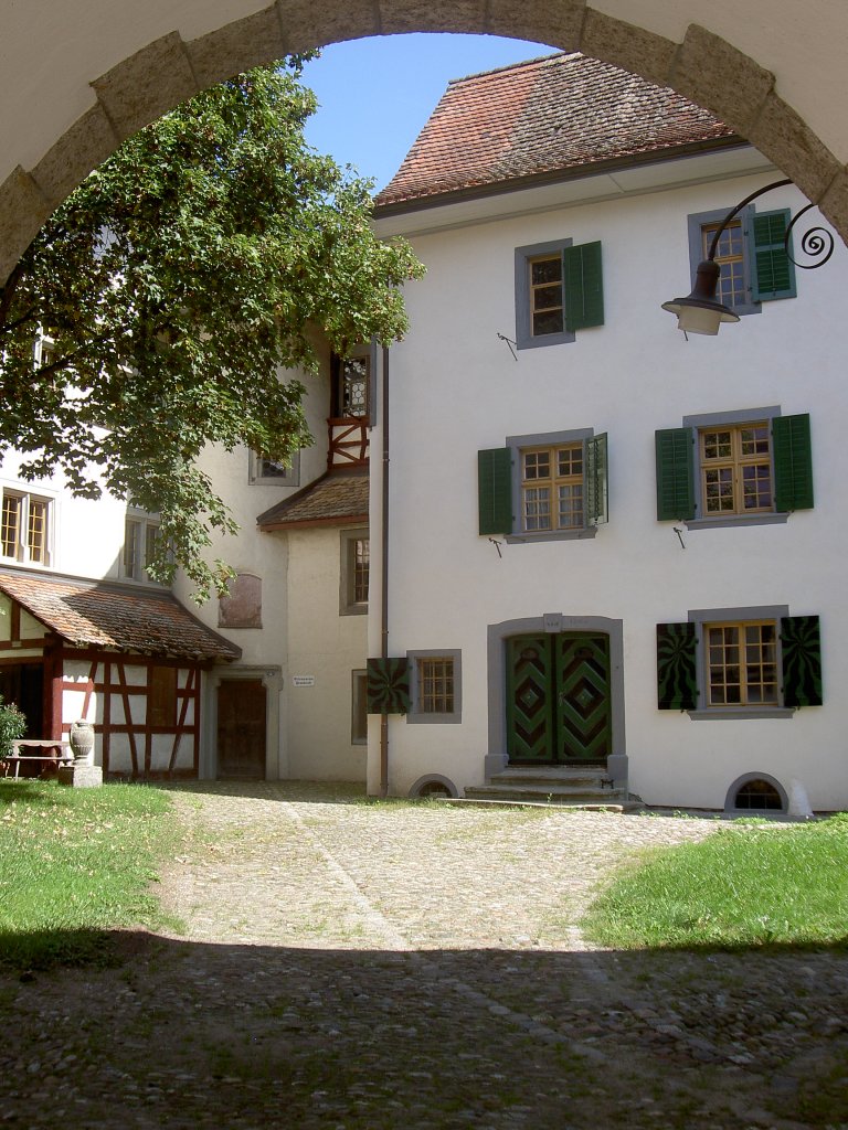 Neunkirch, Schloss Oberhof, erbaut im 16. Jahrhundert, Sitz der Schaffhauser 
Stadtvgte, heute Ortsmuseum (11.09.2011)