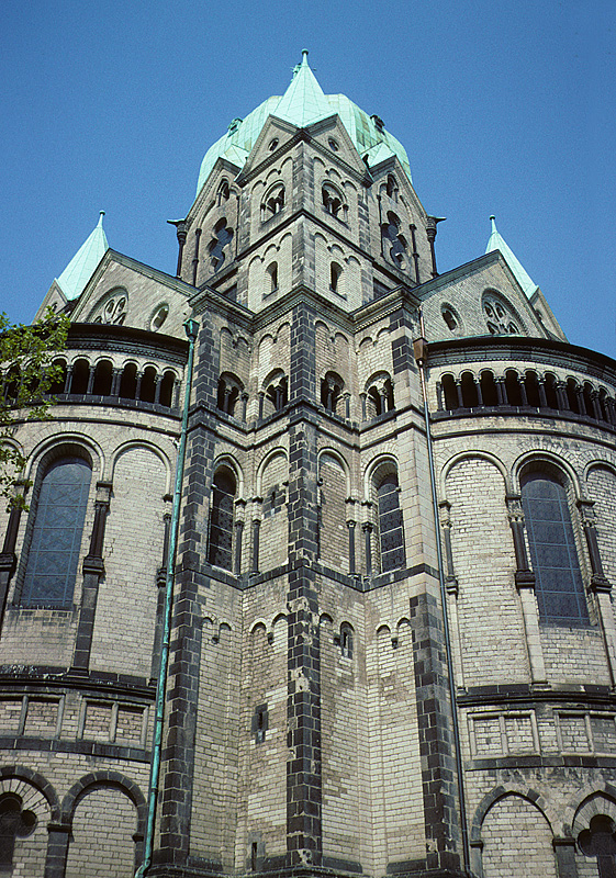 Neuss, Quirinus-Mnster. Wahrzeichen der Stadt. Bedeutender sptromanischer Bau, 1209-1230. Dreikonchenchor mit typisch rheinischer Knigsgalerie. In der Mitte Vierungsturm, umgeben von vier Ecktrmchen. Lisenen, groe Blendarkaden und Bogenfriese gliedern das ussere in berdurchschnittlichem Ausmass. Aufnahme von Mai 1995, HQ-Scan ab Dia.