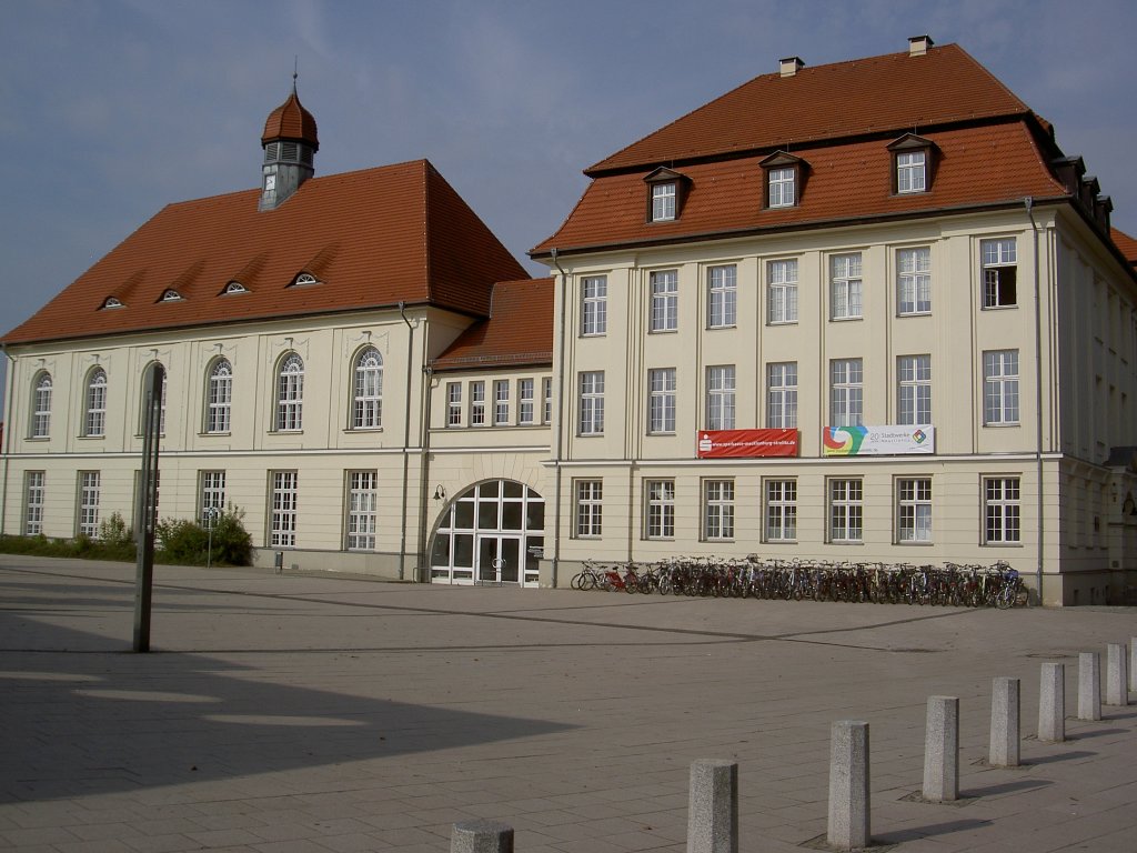 Neustrelitz, Gymnasium Carolinum, erbaut ab 1795 durch Herzog Karl II, heute mit 900 Schlern eines der grten Gymnasien in Mecklenburg (18.09.2012)