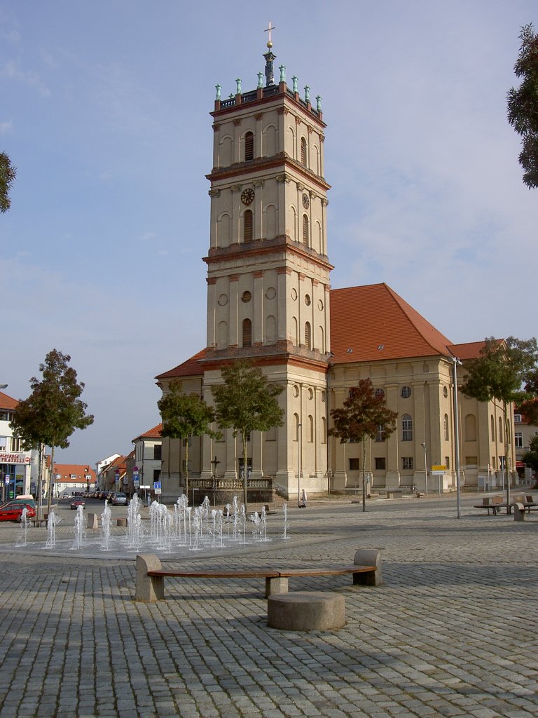 Neustrelitz, Stadtkirche am Markt, erbaut von 1768 bis 1778 nach Plnen von 
Johann Christian Verpoorten, rechteckiger Backsteinsaalbau, Turm erbaut von 1828 
bis 1831 durch Friedrich Wilhelm Buttel (18.09.2012)