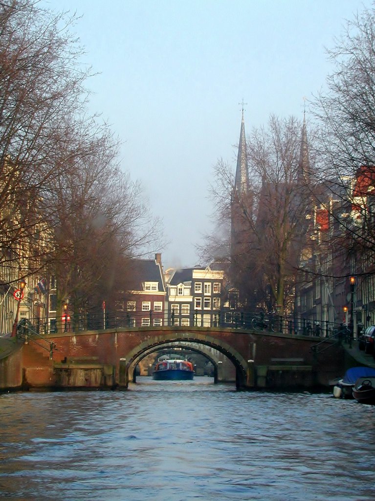 Niederlande, Amsterdam, von der Leidsegracht Brcke aus gesehen, im Hintergrund, die Krijtberg Kirche. 08.02.2005