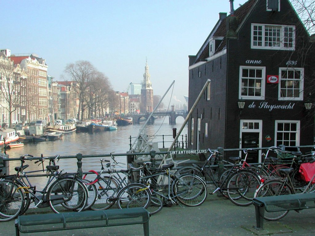 Niederlande, Amsterdam, Sint Anthoniesluis und im Hintergrund der Montelbaanstoren (ein historischer Turm der 1516 an der Oudeschansgracht erbaut wurde). 08.02.2005