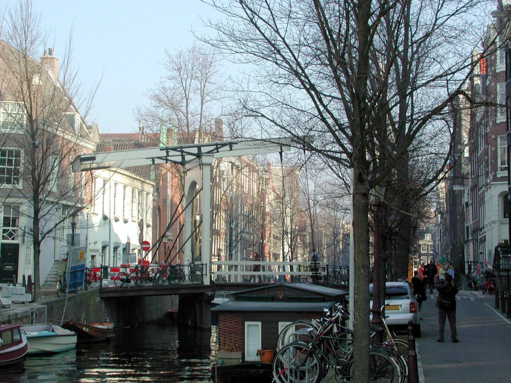 Niederlande, Amsterdam, Zugbrcke am Groenburgwal im Grachtenviertel. 08.02.2005